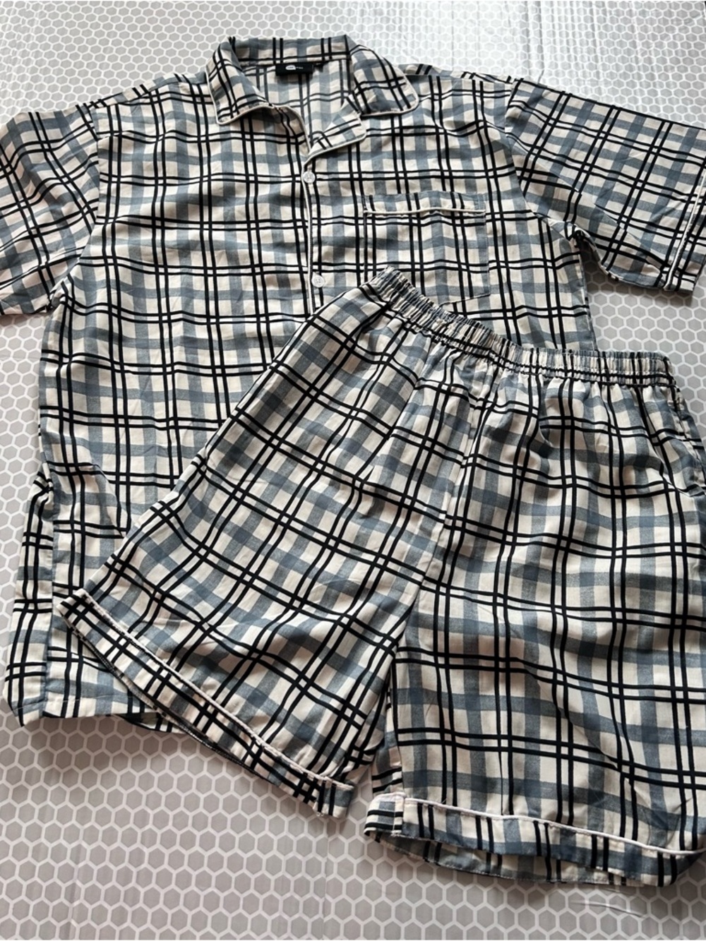 TRK Man Plaid Short Sleeve Pajama Set in Cream, Black & Blue. Size M